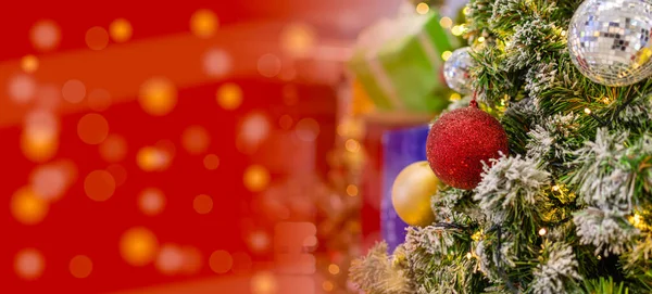 Bokeh 'deki Noel ağacı ve bulanık arkaplan. Süs ve Soyut Odaklanmış Işıklar. Noel Günü kavramı, mutlu, röfle, tatil, ışık, mutlu, yeni yıl, gece, sezon 2023. Boşluğu sola kopyala.