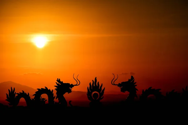 Солнце Садится Золотистом Свете Ярко Оранжевые Круги Вершине Холма Вечером — стоковое фото