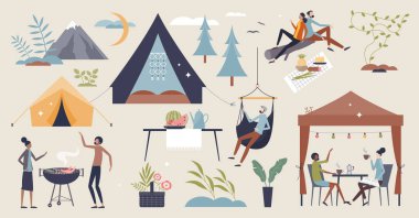 Doğanın kamp malzemeleriyle küçük insan koleksiyonunda glamping malzemeleri. Romantik eğlence ve rahatlama tatil kampı vektör çizimi olarak. Çiftler için son moda konaklama.