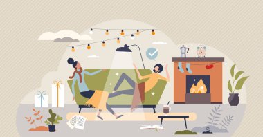 Romantik, sıcak ve rahat atmosferli Hygge yaşam tarzı minik insan konsepti. Şömineli iç dekorasyon, mumlar, yün battaniye ve sıcak içecek vektör çizimi. Kamarada mum ışığı var..