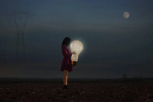 Vrouw Omarmt Een Van Haar Creatieve Idee Verlicht Nacht — Stockfoto