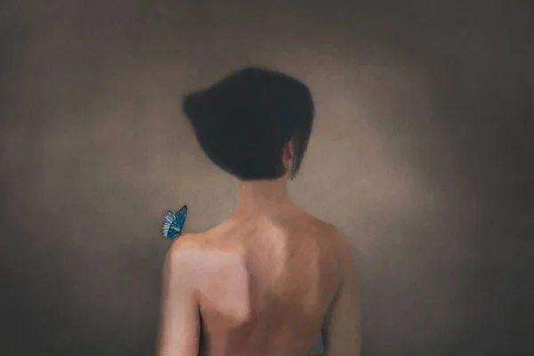 Барвистий Метелик Лежить Делікатно Жіночому Плечі — стокове фото