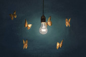 bunte Schmetterlinge tanzen um das Licht einer Lampe