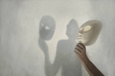Yüzündeki maskeyi çıkaran kişinin duvarındaki gerçeküstü gölge, gerçek ve kurgu kavramı.