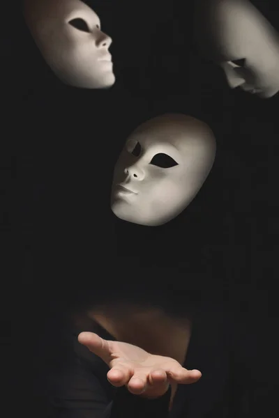 Mano Una Persona Escondida Oscuridad Que Arroja Varias Máscaras Aire — Foto de Stock