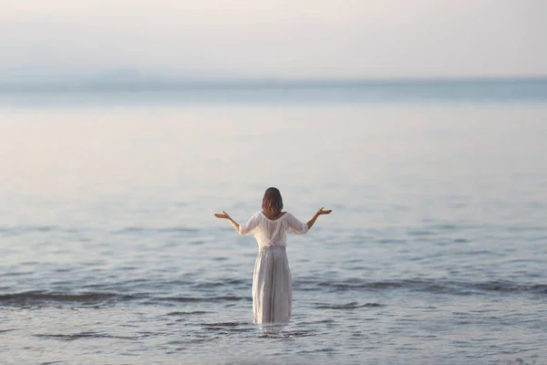 Woman Makes Yoga Exercises Front Ocean — Zdjęcie stockowe