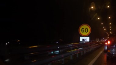 Geceleri otoyolda hız limiti tabelası