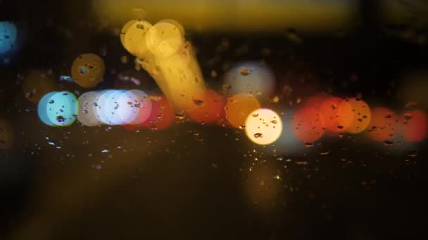 Close-up de gotas de chuva descendo o pára-brisas de um carro — Vídeo de Stock