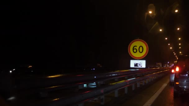 Tempolimit-Schild auf der Autobahn in der Nacht — Stockvideo