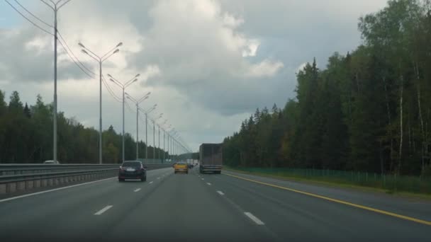 Vista de um carro dirigindo em uma estrada de três pistas — Vídeo de Stock