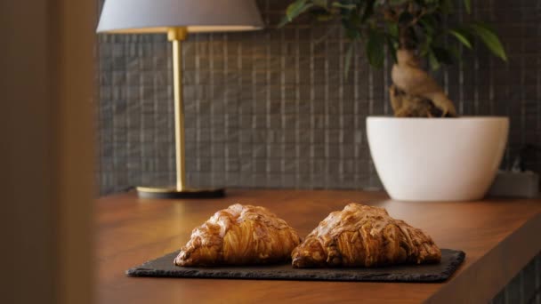 Dva čerstvé lahodné croissanty na stole — Stock video