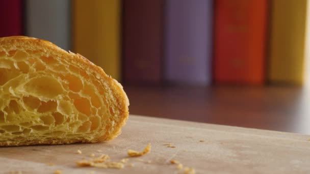 Gros plan sur la moitié coupée d'un croissant frais — Video