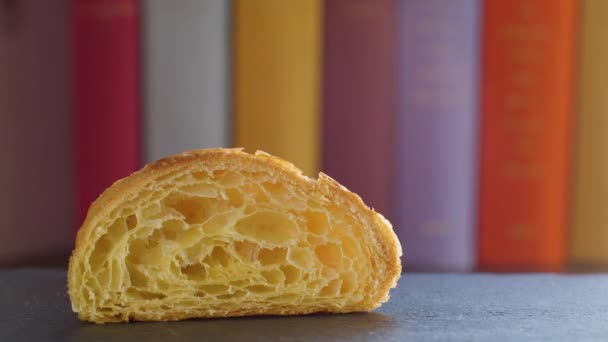 Close-up van de gesneden helft van een verse croissant — Stockvideo