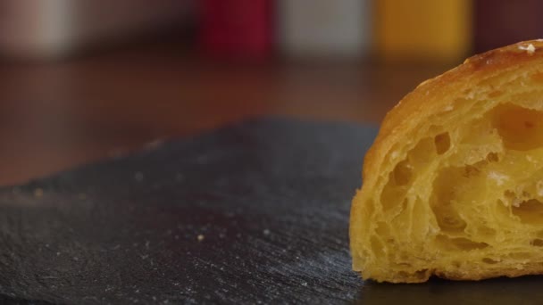 Primer plano de la mitad cortada de un croissant fresco — Vídeo de stock