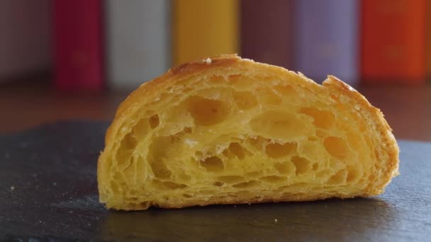 Primer plano de la mitad cortada de un croissant fresco — Vídeo de stock