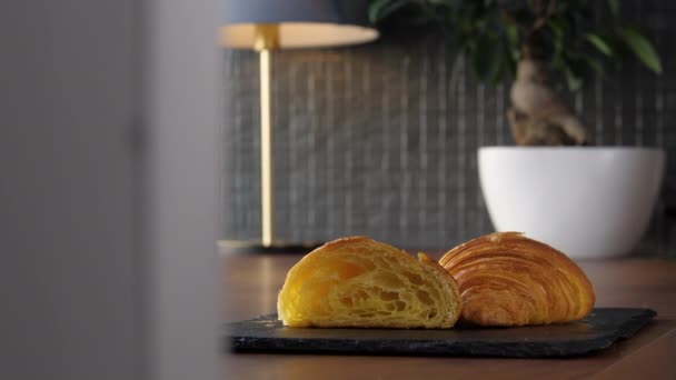 Retrato de un croissant fresco cortado por la mitad — Vídeo de stock