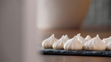 Siyah bir tepside bir sürü kremalı pastaya yakından bakın.