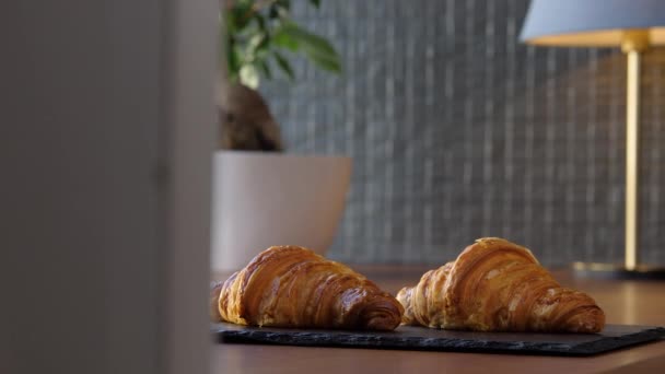 To friske lækre croissanter på en bakke på bordet – Stock-video