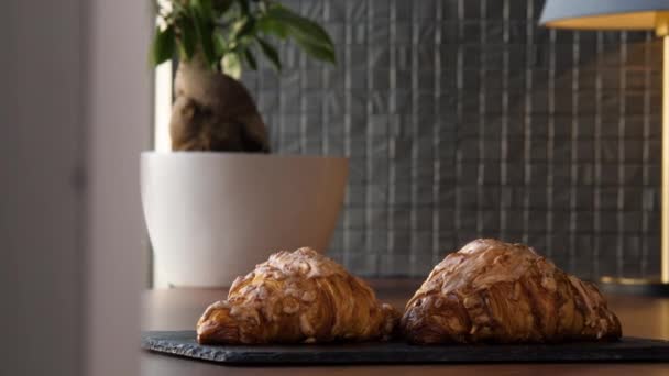 Twee verse heerlijke croissants op een dienblad op tafel — Stockvideo