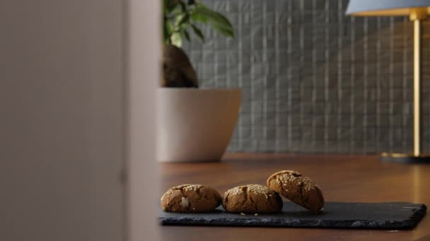Προσωπογραφία τριών φρέσκων μπισκότων βρώμης με πασπάλισμα σουσαμιού — Αρχείο Βίντεο