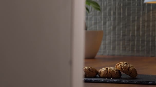Προσωπογραφία τριών φρέσκων μπισκότων βρώμης με πασπάλισμα σουσαμιού — Αρχείο Βίντεο
