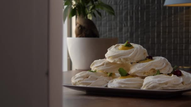 Long shot of a pyramid built of large swirled meringues — Stock Video