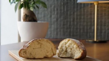 Az pişmiş ev yapımı yarım yamalak üç köşeli ekmek.