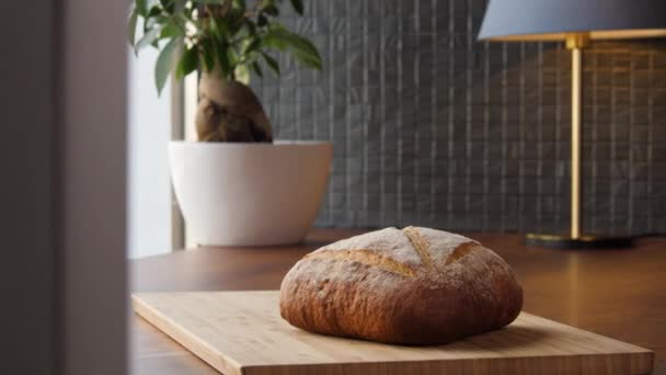 新烘焙的自制三角形面包的肖像 — 图库视频影像