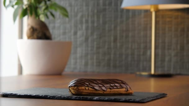 Portret pysznego eklerka pokrytego polewą czekoladową — Wideo stockowe