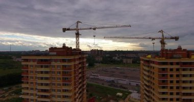 Yeni bir konut kompleksinin hava aracı görüntüsü