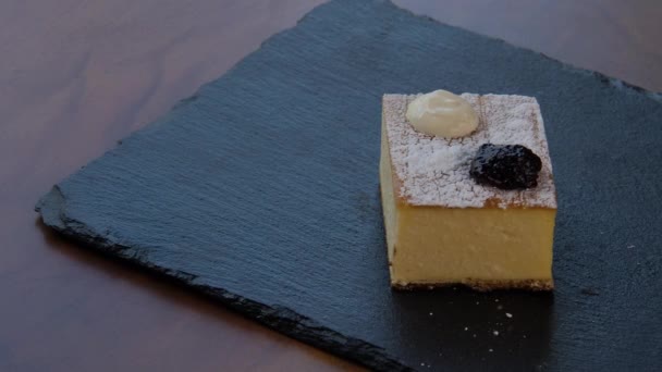 Vista superior de un elegante pedazo cuadrado de tarta de queso — Vídeos de Stock