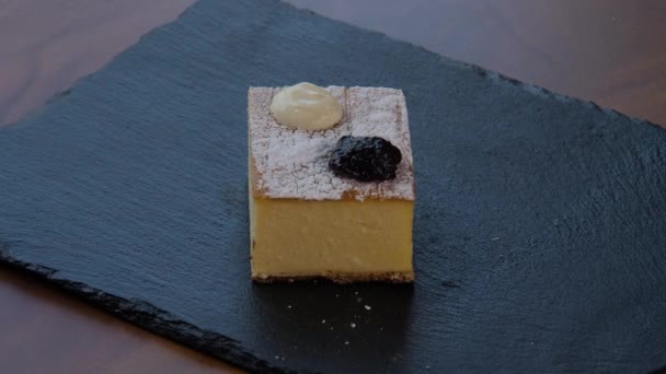 Vista superior de un elegante pedazo cuadrado de tarta de queso — Vídeos de Stock