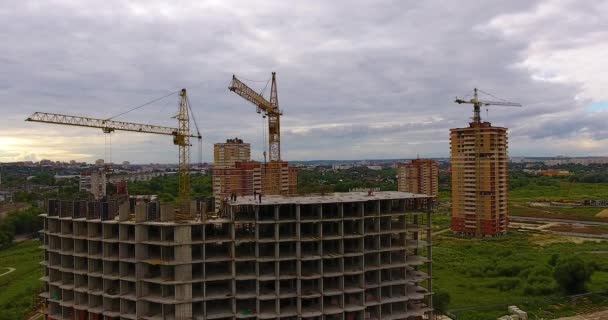 Légi drón kilátás az új lakókomplexum megépítésére — Stock videók
