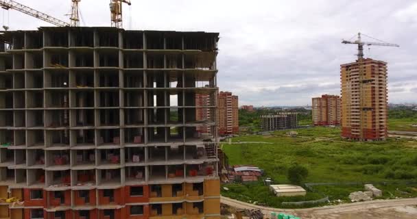 Vista aérea do drone da construção de um complexo residencial novo — Vídeo de Stock