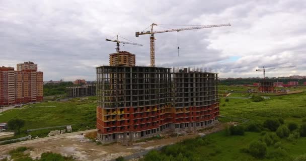 Vista aérea do drone da construção de um complexo residencial novo — Vídeo de Stock