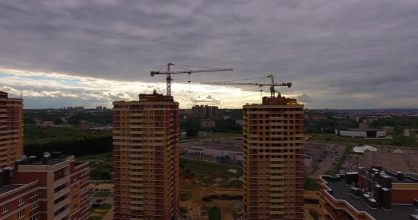 Vista aérea do drone da construção de um complexo residencial novo — Vídeo de Stock