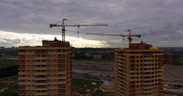 Vista aérea do drone da construção de um complexo residencial novo — Vídeo de Stock