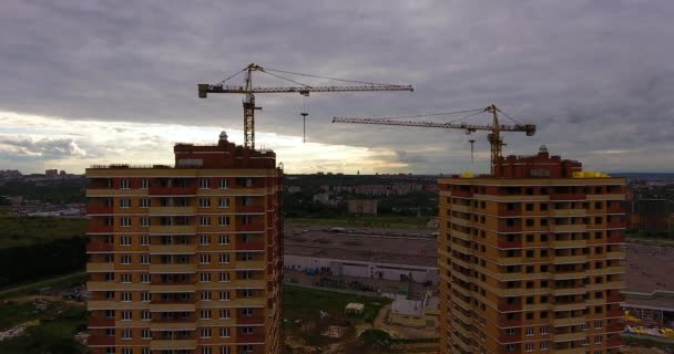 Vista aérea do drone da construção de um complexo residencial novo — Vídeo de Stock