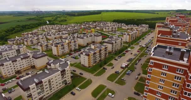 带低层住宅的小型住宅建筑群的空中景观 — 图库视频影像