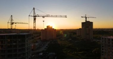 Gün batımında yeni bir yerleşim tesisinin hava aracı görüntüsü