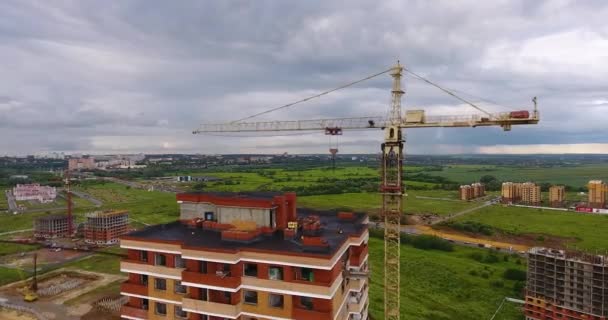 Vista aérea do drone da construção de um complexo residencial novo — Vídeo de Stock