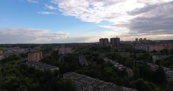 Luchtfoto drone uitzicht op een woonwijk van de stad — Stockvideo