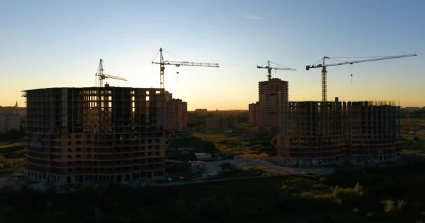 Vista aérea do drone da construção de um complexo residencial novo no por do sol — Vídeo de Stock