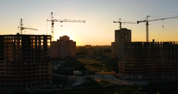 Vedere dronă aeriană a construcției unui nou complex rezidențial la apusul soarelui — Videoclip de stoc