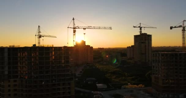 Veduta aerea drone di costruzione di un nuovo complesso residenziale al tramonto — Video Stock