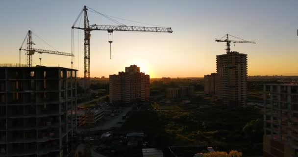 Veduta aerea drone di costruzione di un nuovo complesso residenziale al tramonto — Video Stock