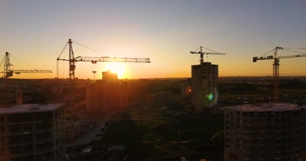 Vista aérea do drone da construção de um complexo residencial novo no por do sol — Vídeo de Stock