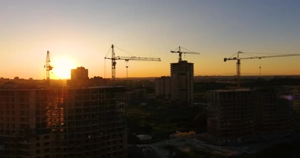 Luftdrone visning af opførelsen af et nyt boligkompleks ved solnedgang – Stock-video