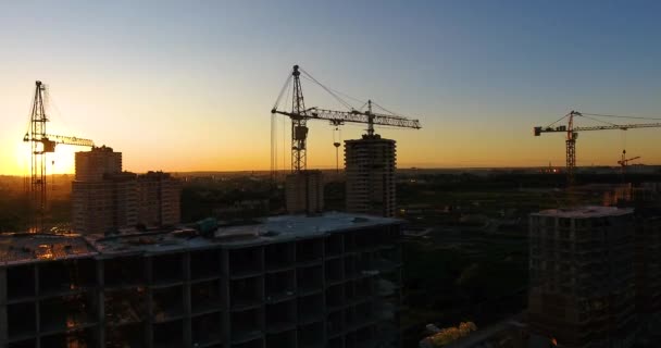 Flydronebilde av byggingen av et nytt boligkompleks ved solnedgang – stockvideo