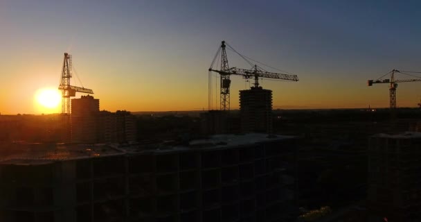 Widok z lotu ptaka na budowę nowego kompleksu mieszkalnego o zachodzie słońca — Wideo stockowe